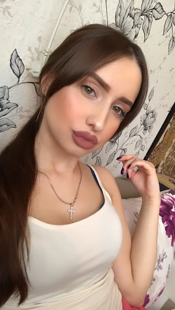 Темноволосая красотка